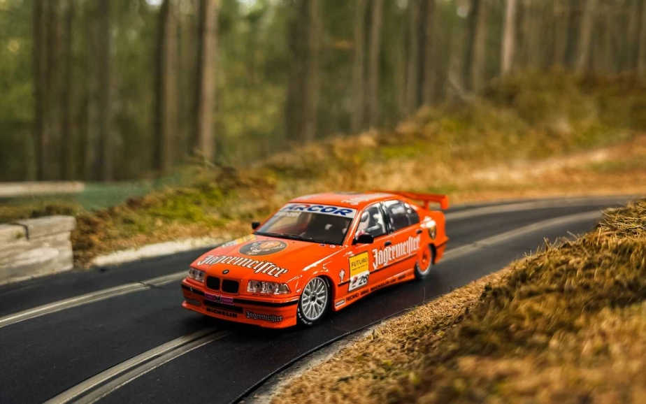 Autíčko Touring SCALEXTRIC C4574 - BMW E36 320i - BTCC 1995 - David Brabham (1:32)