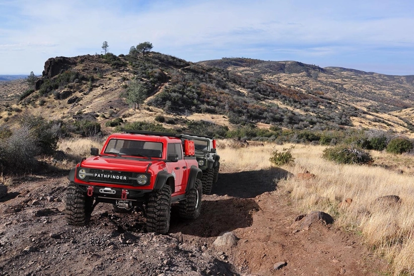 RC auto PATHFINDER 1/10 sada 2,4GHz, červená