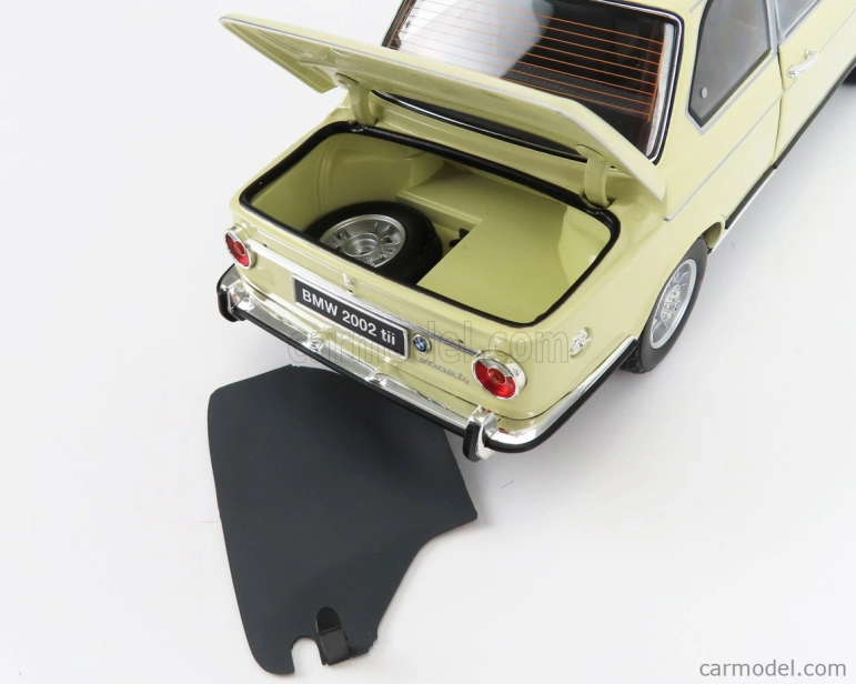 Kyosho BMW 2002tii 1972 1:18 Cream