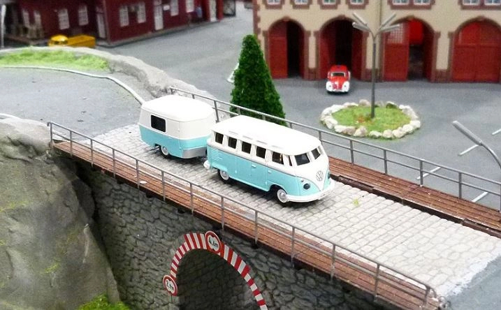 RC auto CARSON VW T1 bus Samba s prívesom