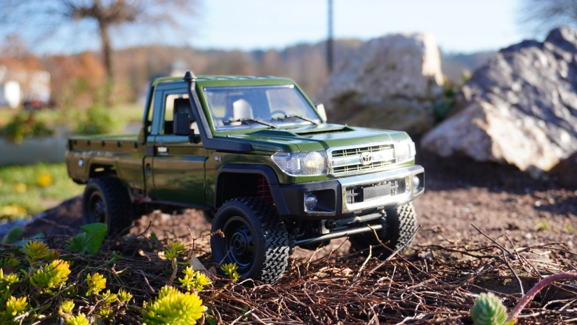 RC auto Land Cruiser Toyota, zelené + náhradná batéria