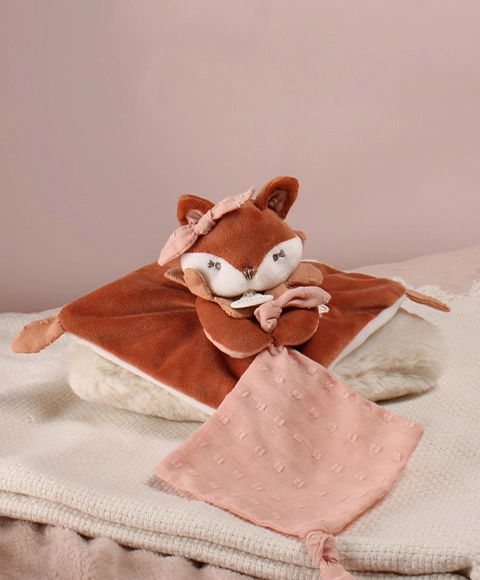 Doudou Dárková sada Plyšová liška Mina s úchytem na dudlík 20 cm