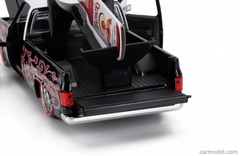 Jada Chevrolet C-10 Pick-up Tapatio 1985 s postavičkou Charro 1:24 čierna biela