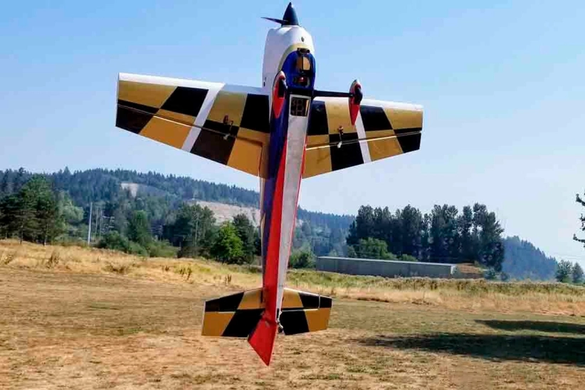 RC letadlo 92" Edge 540 V2 2,33m, červená/bílá/modrá