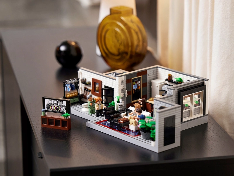 LEGO Ikony - Queer Team - Apartmán Ouzo Five
