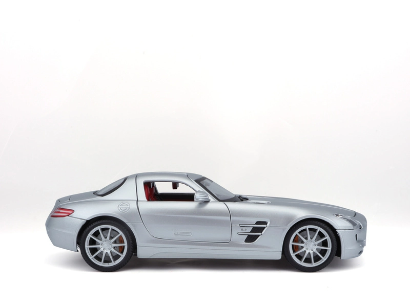 Maisto Mercedes-Benz SLS AMG 1:18 stříbrná