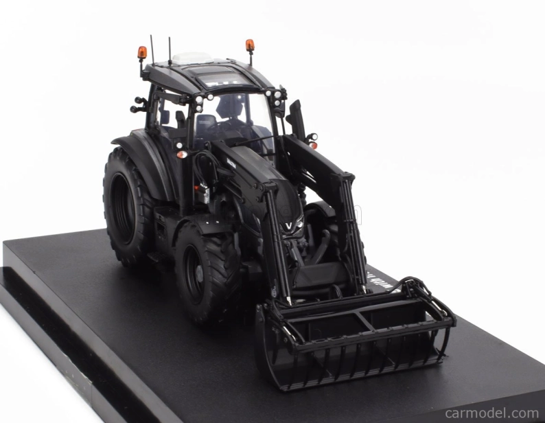 Universal hobbies Valtra G135 Traktor 2017 1:32 čierny
