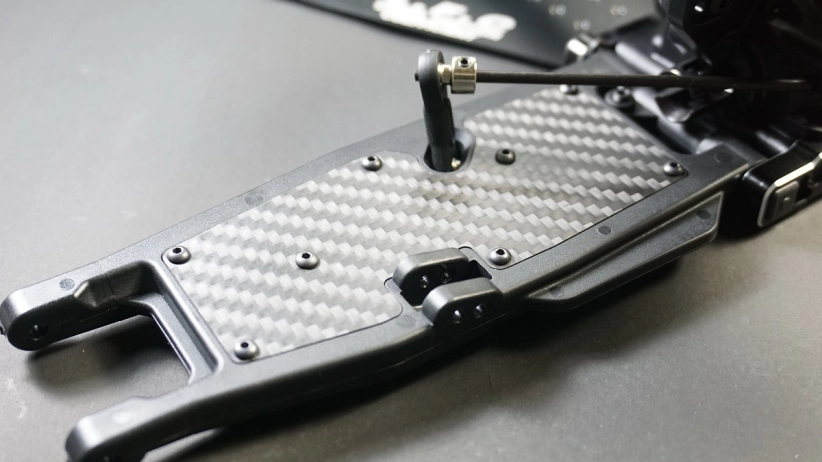 SWORKz karbónová vzpera zadného ramena, 1,5 mm, vrátane skrutiek, 2 ks