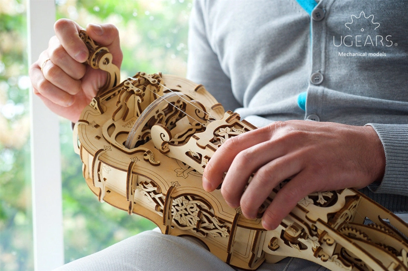 Ugears 3D dřevěné mechanické puzzle Hurdy-Gurdy