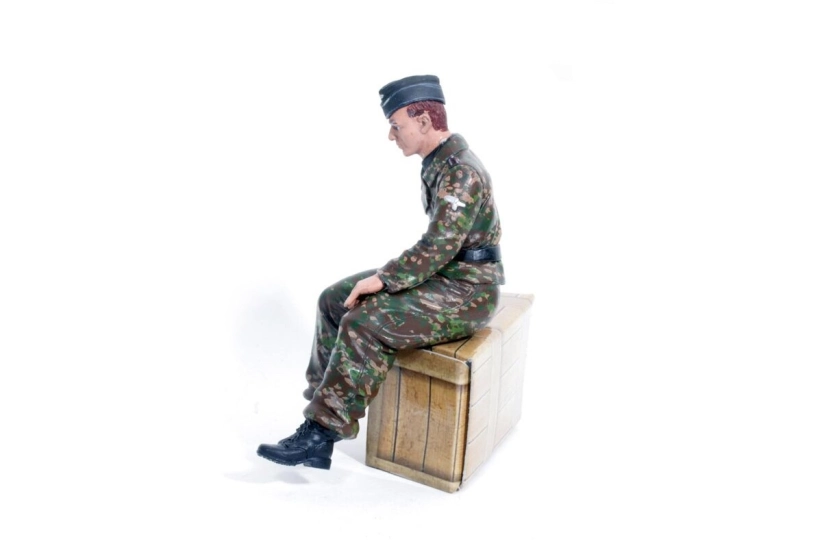 1/16 figurka sedícího německého řidiče tanku z 2 sv. války, ručně malovaná