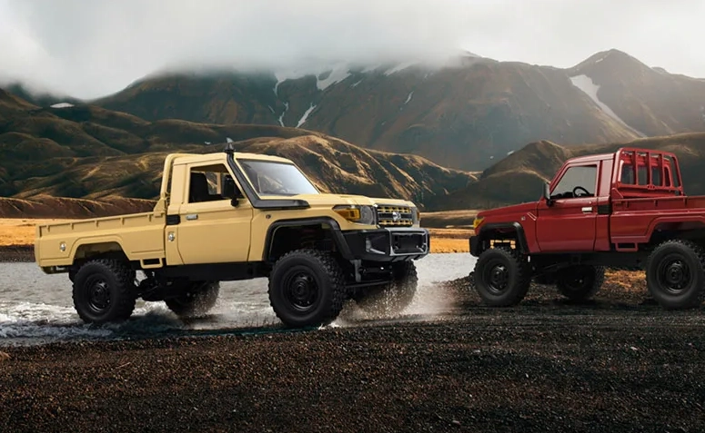 RC auto Land Cruiser Toyota, červená + náhradní baterie