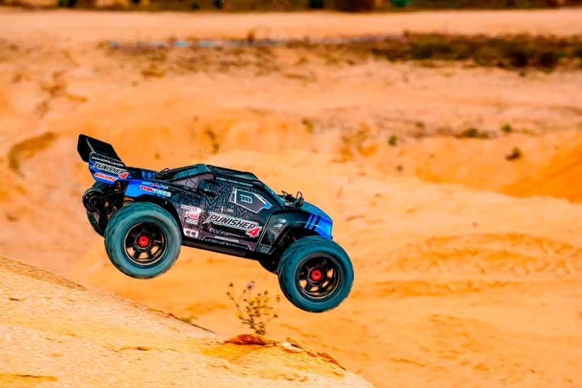 RC auto PUNISHER-4 Monster Truck 4WD 3-4S RTR, červená
