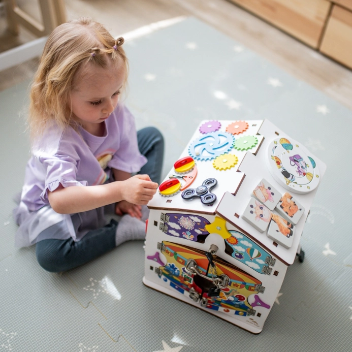 2Kids Toys Activity board Domček biely – poškodený obal