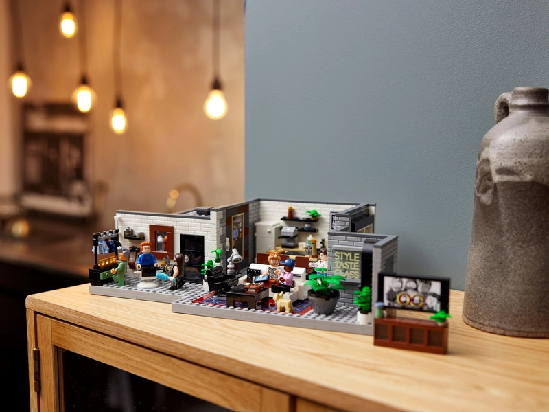 LEGO Ikony - Queer Team - Apartmán Ouzo Five