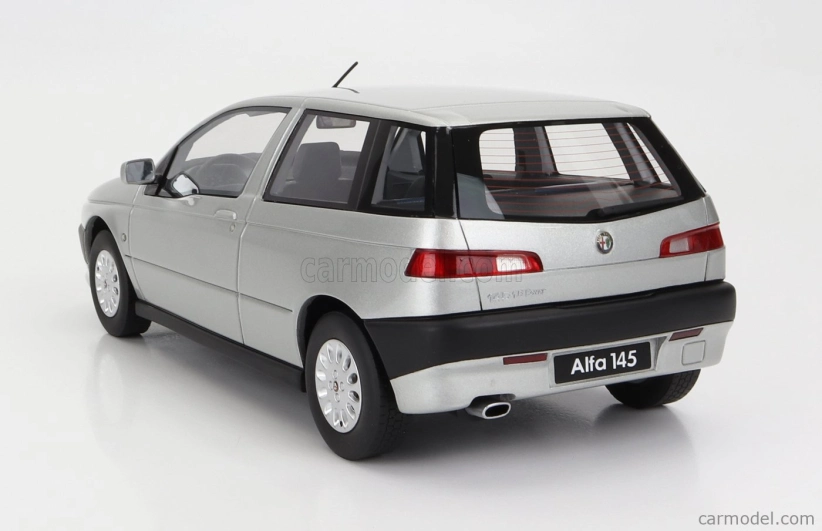 Mitica Alfa romeo 145 1995 1:18 Strieborná
