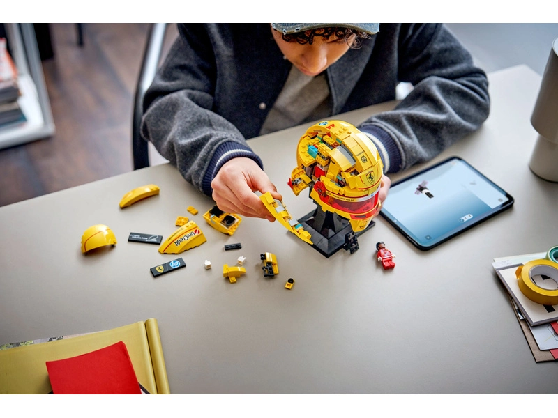 LEGO Editions - Prilba Lewisa Hamiltona zo Scuderia Ferrari HP