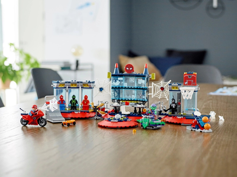 LEGO Super Heroes - Útok na pavúčie brlohy