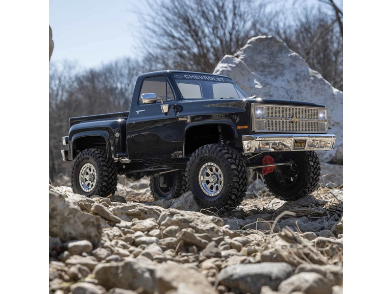 Axial SCX10 III Base Camp 1:10 4WD Chevy K10 1982 RTR modrý