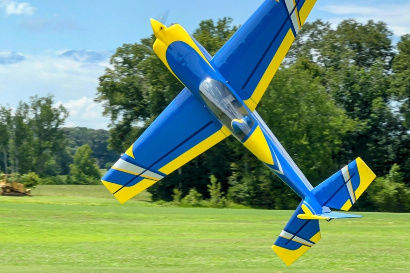 RC letadlo 104" Edge 540T 2,64m, modrá/žlutá
