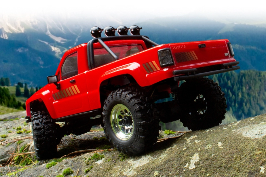 Venture18 Flux 1985 Toyota Hilux SR5 - červená