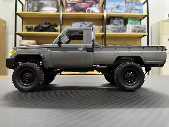 RC auto Land Cruiser Toyota PRO, stříbrná + náhradní baterie