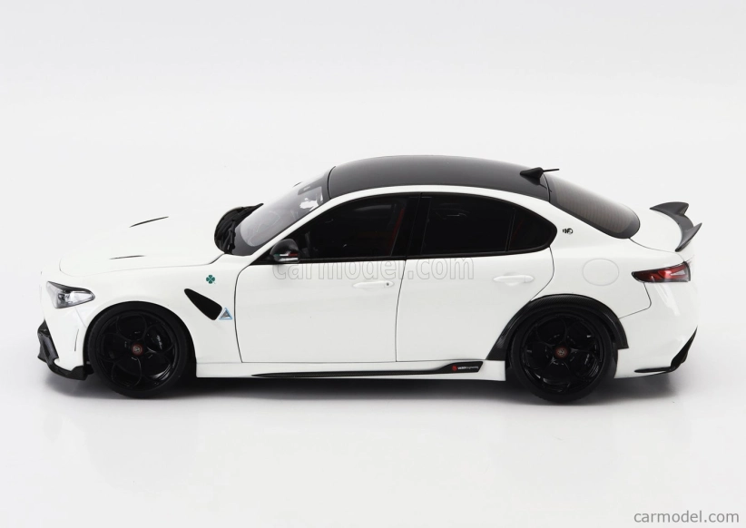 Motorhelix Alfa romeo Giulia Gta 2021 With Engine And Accessories - Full Openings 1:18 Bianco Trofeo White Met