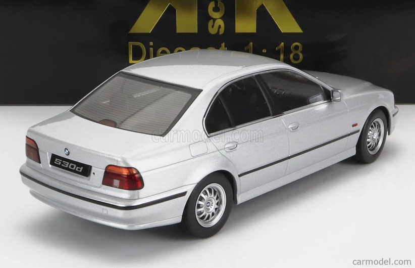 BMW radu 5 530d (e39) Sedan 1995 v mierke 1:18 strieborná
