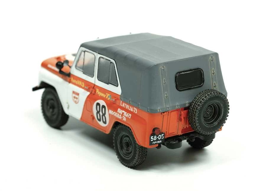 Zvezda UAZ 469 Soft-top Soviet Military 1:43 /