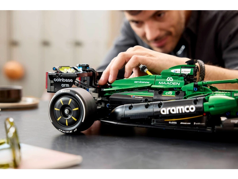 LEGO Technic - Auto Aston Martin Aramco AMR25 F1®