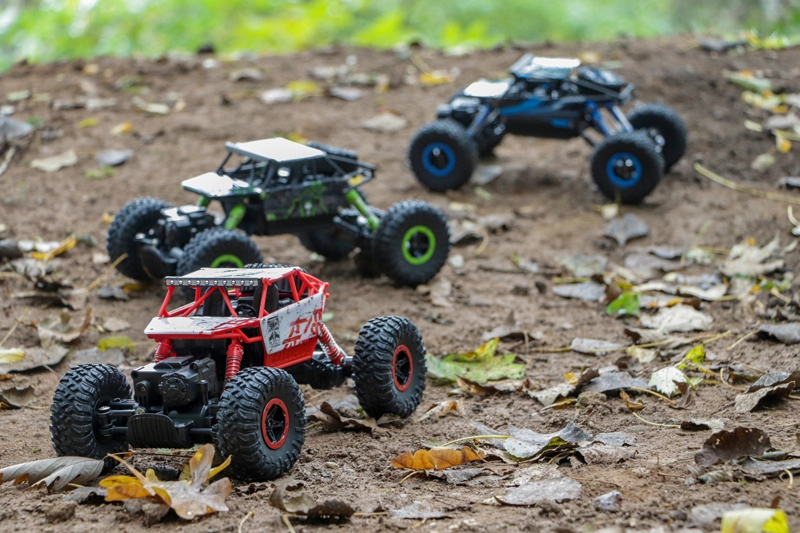 RC auto Conqueror 1:18, modrá + náhradná batéria