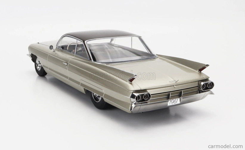 Cadillac Series 62 Coupe Deville 1961 v mierke 1:18, béžovo hnedý