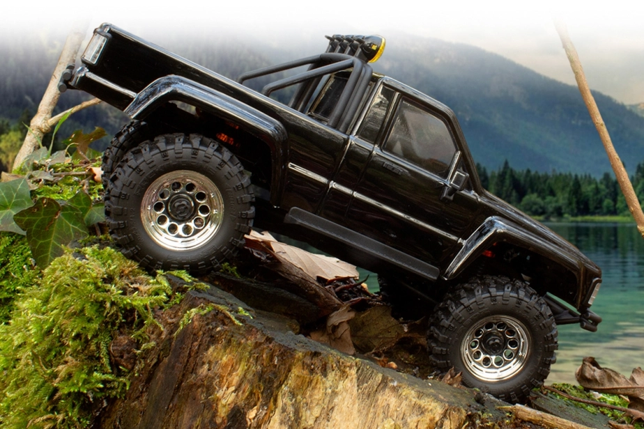 Venture18 Flux 1985 Toyota Hilux SR5 - čierna