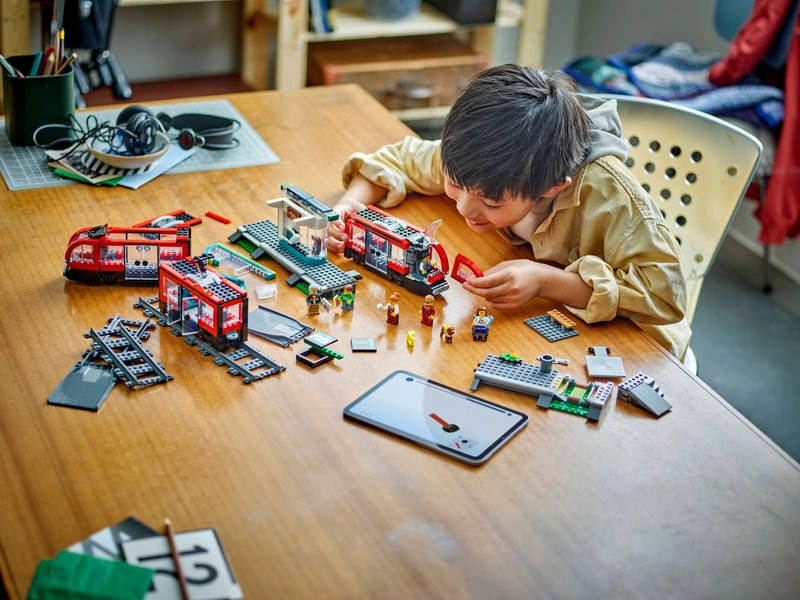 LEGO City - zastávka električky a autobusu v centre mesta