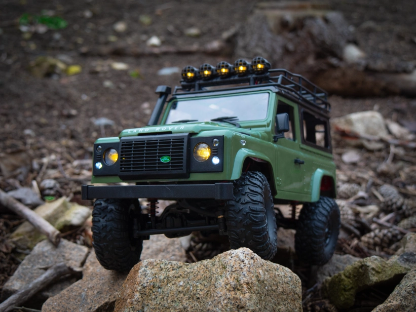 RC auto Land Rover Defender T98 1/12, zelená + náhradní baterie