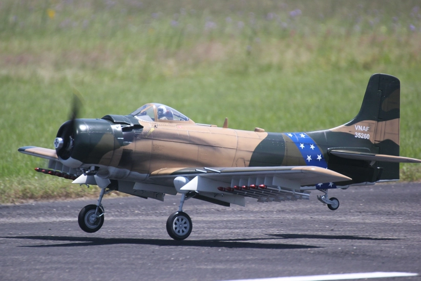 RC letadlo Skyraider A-1 2,18m (Zatahovací podvozek) Kamuflážní