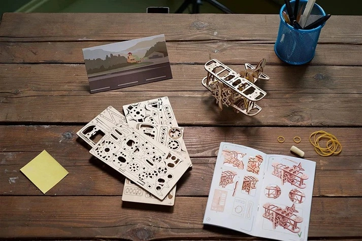 Ugears 3D dřevěná mechanická skládačka Mini dvojplošník