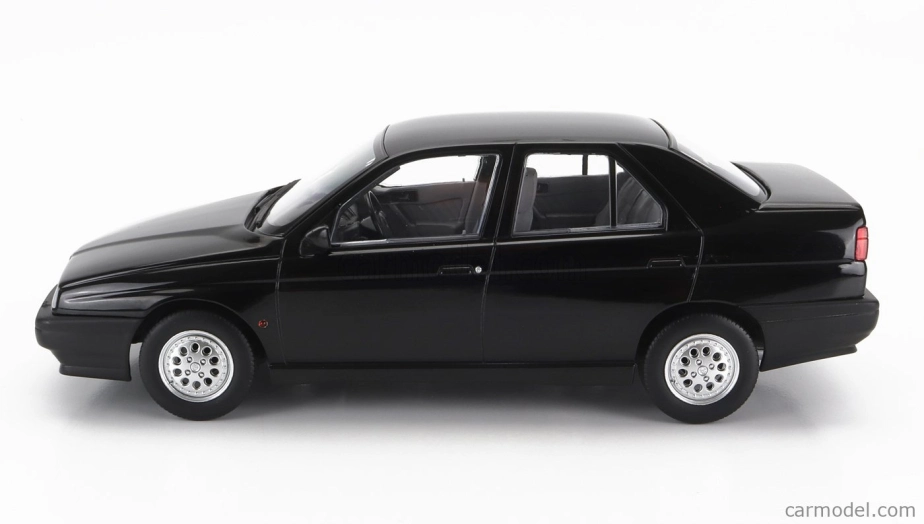 Triple9 Alfa romeo 155 1996 čierny interiér 1:18 Black Nero