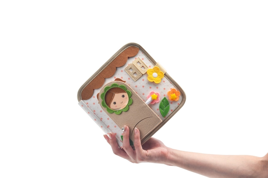 2Kids Toys Senzorická busy kniha Domček s bábikou