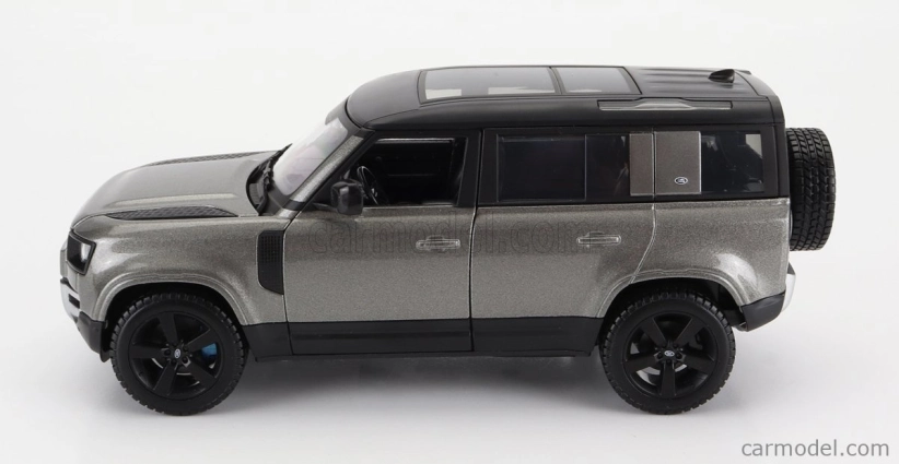 Bburago Land Rover Defender 110 1:24 strieborná