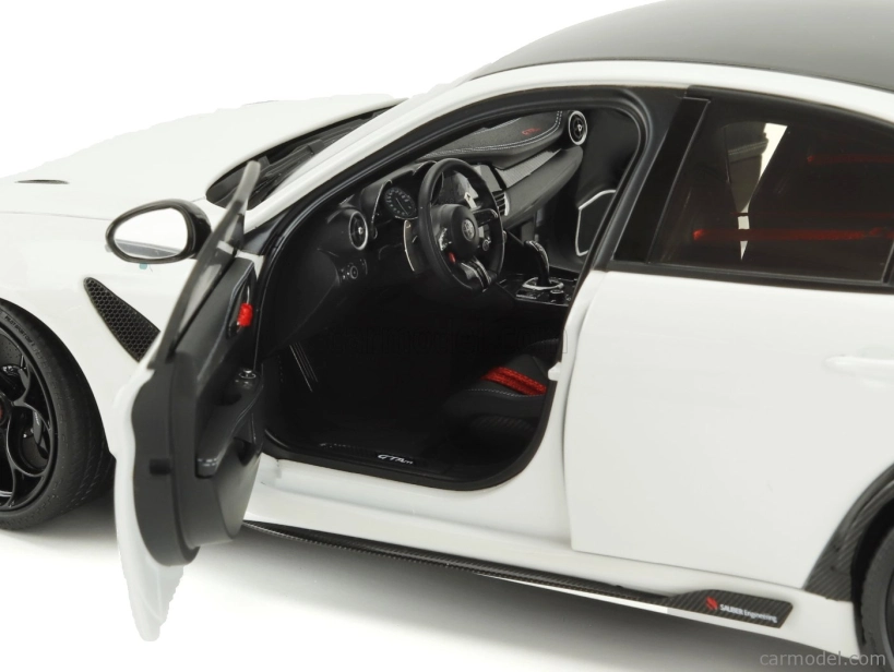 Motorhelix Alfa romeo Giulia Gtam With Engine And Accessories 2021 1:18 Bílá