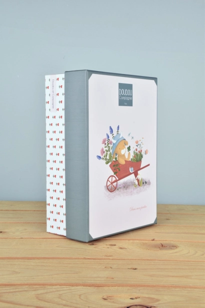 Doudou Dárková sada Plyšová kravička Aneth s chrastítkem 21 cm