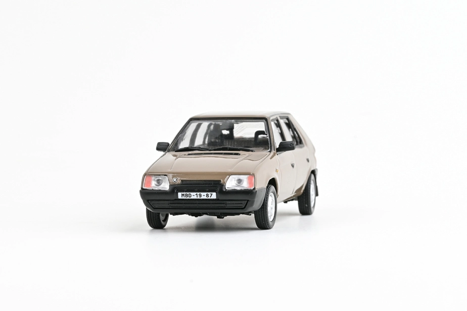 Abrex Škoda Favorit 136L (1988) 1:43 - Hnědá Kamenná