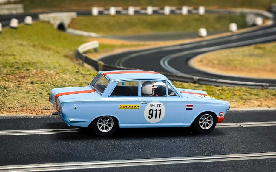 Autíčko Gulf SCALEXTRIC C4669 - Ford Lotus Cortina (1:32)