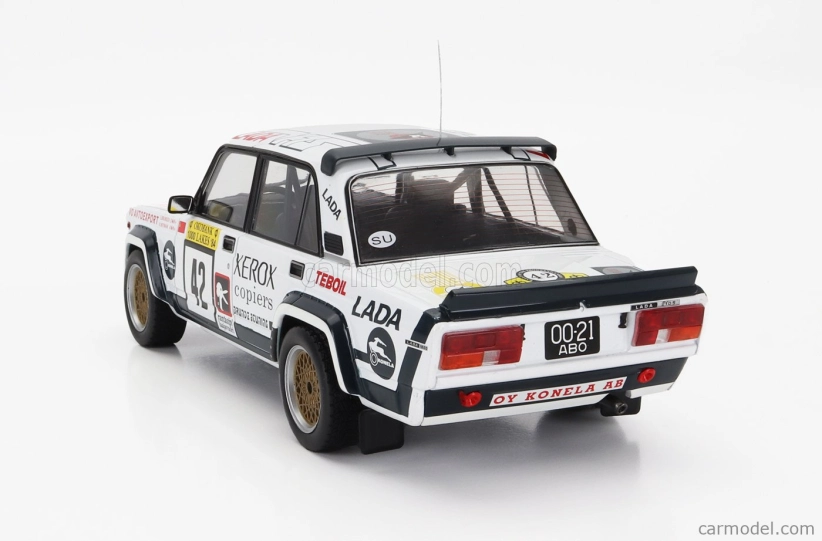 Ixo-models Lada fiat 2105 Vfts (night Version) N 42 Rally 1000 Lakes 1984 S.brundza - V.neyman 1:18 Bílá Černá
