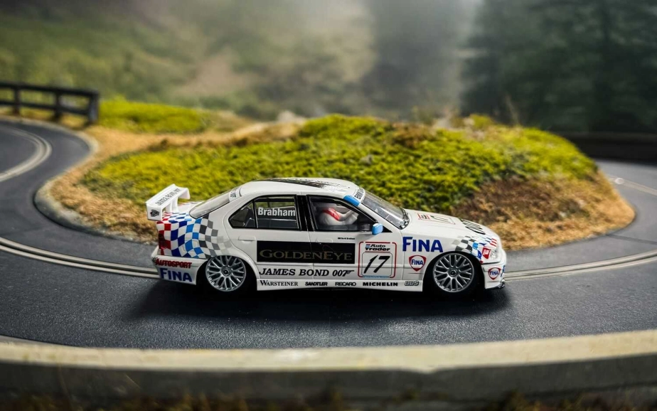 Autíčko Touring SCALEXTRIC C4574 - BMW E36 320i - BTCC 1995 - David Brabham (1:32)