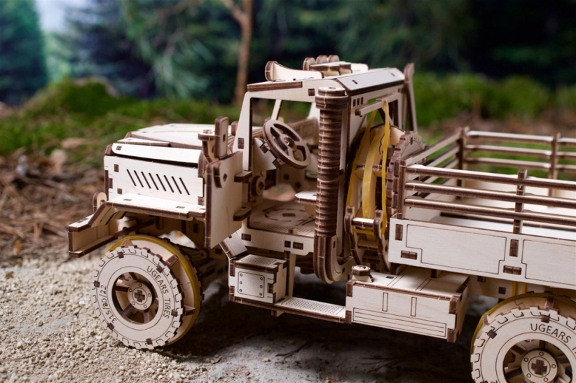 Ugears 3D dřevěné mechanické puzzle Nákladní auto CARGO