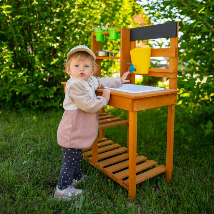 2Kids Toys Dřevěná zahradní kuchyňka s dřezem