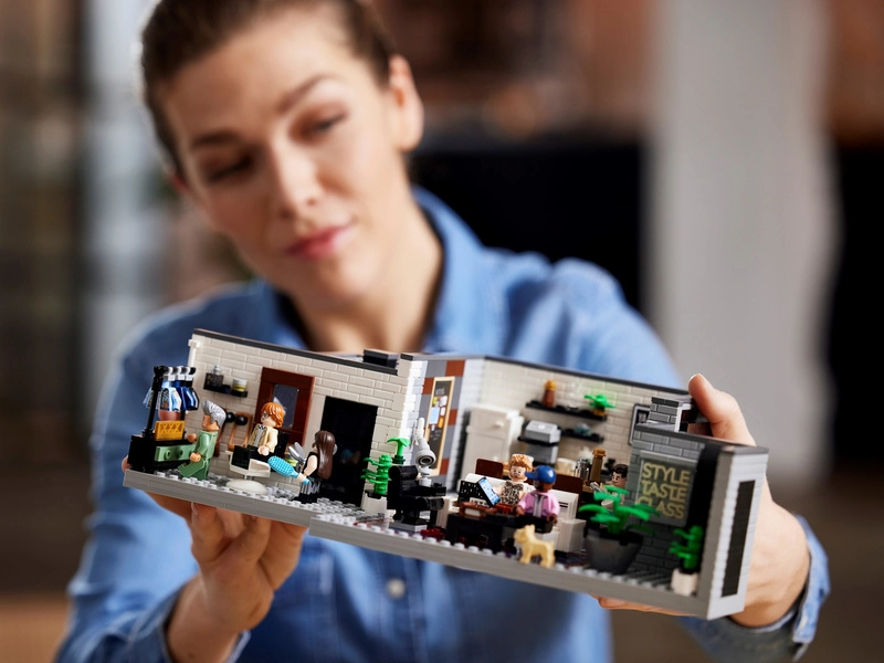 LEGO Ikony - Queer Team - Apartmán Ouzo Five