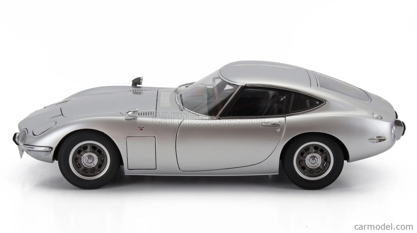 Autoart Toyota 2000gt 1967 1:18 strieborná
