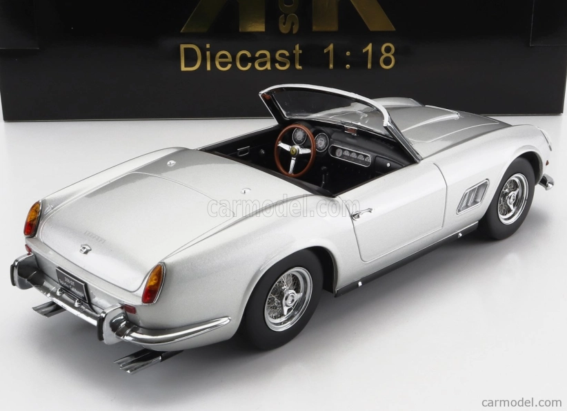 Ferrari 250gt California Spider s pevnou strechou 1960 v mierke 1:18 strieborná